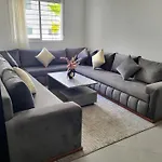 Cosy Apartment Near Beach & Airport